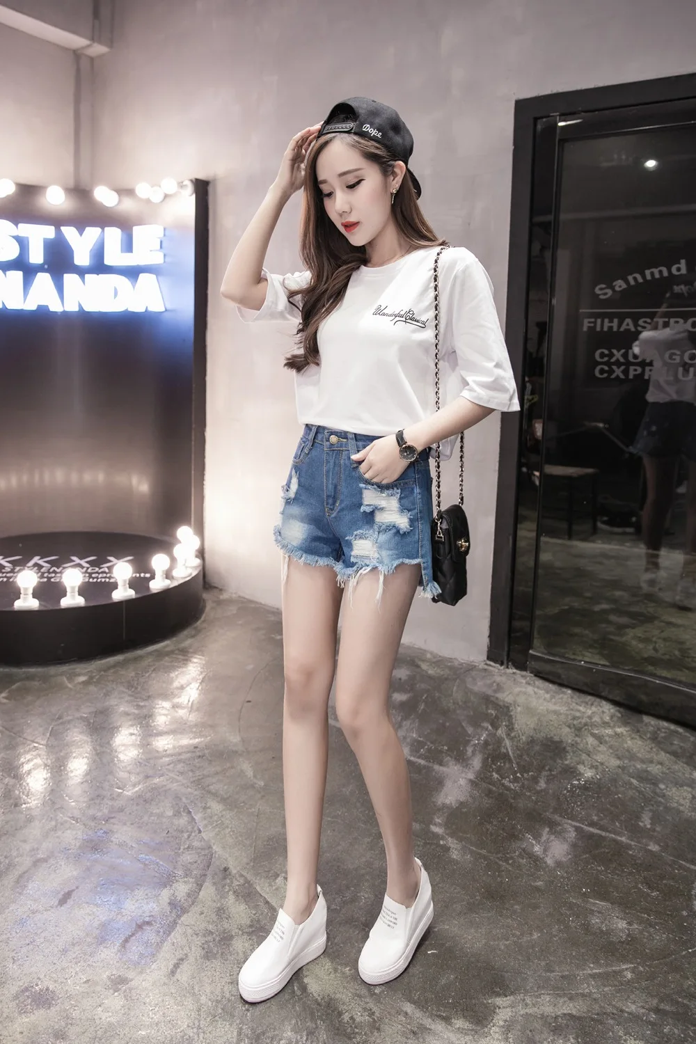 Hot sale 2017 New Fashion womens jeans Summer Mid Waist Denim Shorts Casual women Jeans Shorts Sexy Hole Shorts Hot Plus Size
Hot sale 2017 New Fashion womens jeans Summer Mid Waist Denim Shorts Casual women Jeans Shorts Sexy Hole Shorts Hot Plus Size