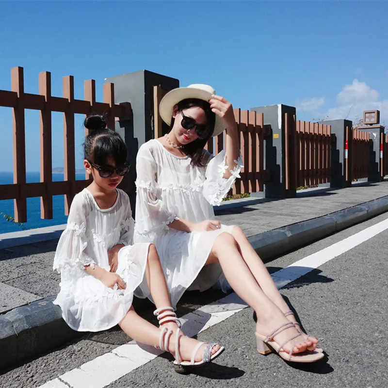 2019 летние пляжные платья для мамы и дочки семейные одинаковые наряды белое