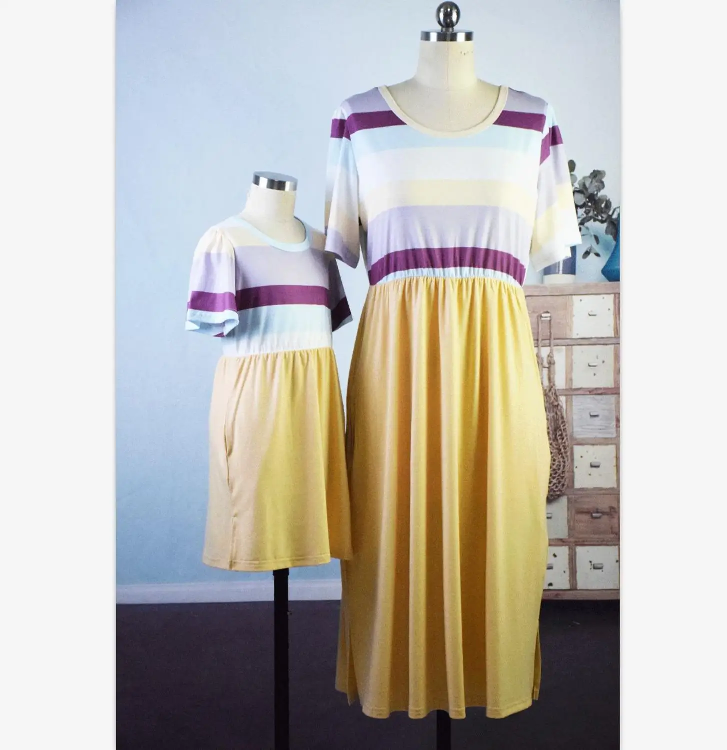 Mother Daughter Dresses 2019 Summer Family Matching Outfits Splice Print Short Sleeve Dress Family Look Matching Clothes
Mother Daughter Dresses 2019 Summer Family Matching Outfits Splice Print Short Sleeve Dress Family Look Matching Clothes