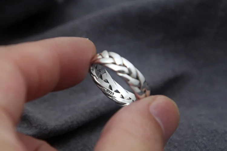 100% Solid 925 Sterling Silver Simple Weave Band Men Ring 6mm Wide Elegant Brief Deisng Cool Personality silver 925 Mens Jewelry
100% Solid 925 Sterling Silver Simple Weave Band Men Ring 6mm Wide Elegant Brief Deisng Cool Personality silver 925 Mens Jewelry