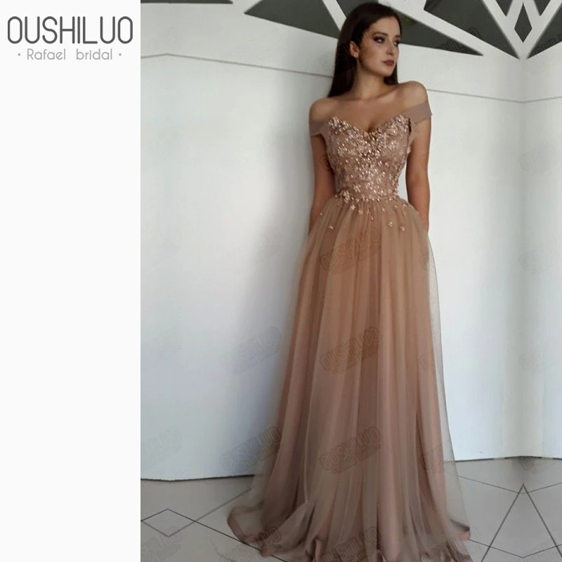Elegant Champagne Tulle A Line Prom Dresses Applique Beading V Neck Off Shoulder Princess party Gown Evening Dress Customized
Elegant Champagne Tulle A Line Prom Dresses Applique Beading V Neck Off Shoulder Princess party Gown Evening Dress Customized