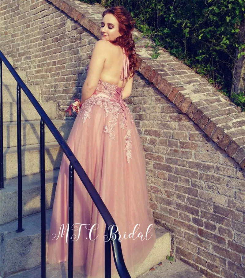 Graceful Backless Appliques Evening Dress A Line 2019 New Floor Length Halter Tulle Prom Gowns Hot Selling Women Party Dresses
Graceful Backless Appliques Evening Dress A Line 2019 New Floor Length Halter Tulle Prom Gowns Hot Selling Women Party Dresses