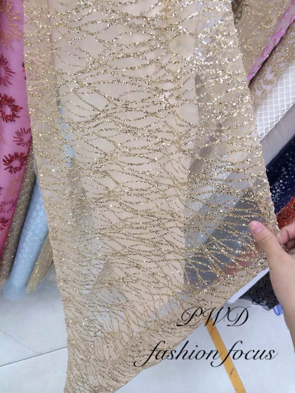 Gold high quality french tulle lace fabric LN82609 African sequins net lace glitter fabric for woman wedding dress
Gold high quality french tulle lace fabric LN82609 African sequins net lace glitter fabric for woman wedding dress