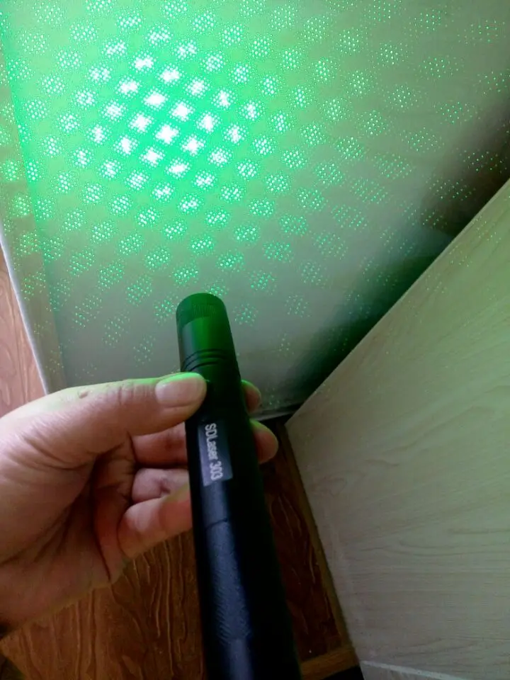 Teaching hunting Strong power,Military Green laser pointer 300000m High power 532nm flashlight Focus Burning Match,pop balloon
Teaching hunting Strong power,Military Green laser pointer 300000m High power 532nm flashlight Focus Burning Match,pop balloon