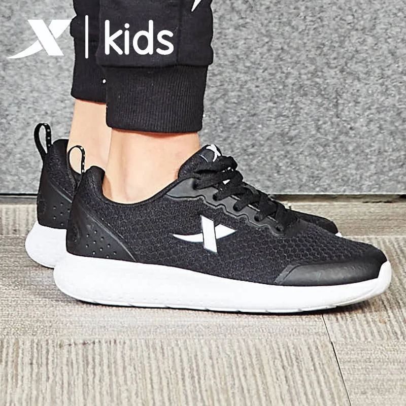 Фото Xtep летняя детская дышащая обувь для бега мальчиков Черные и красные кроссовки