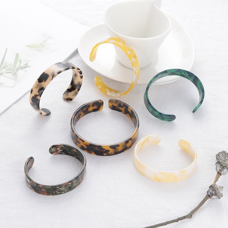 2021 Big Bohemian Acrylic Bracelet for Women Simple Round Oversize Leopard Bracelet Female Fashion Tortoiseshell Bangles Jewelry
2021 Big Bohemian Acrylic Bracelet for Women Simple Round Oversize Leopard Bracelet Female Fashion Tortoiseshell Bangles Jewelry