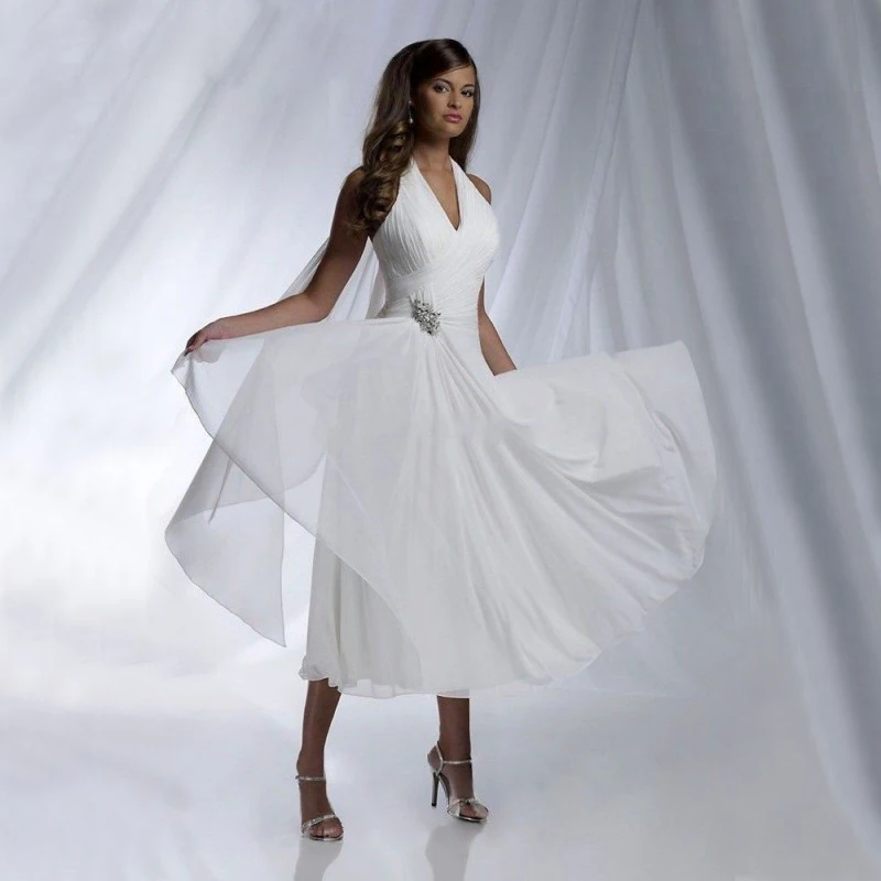 Женское простое пляжное платье белое шифоновое с треугольным вырезом на лето