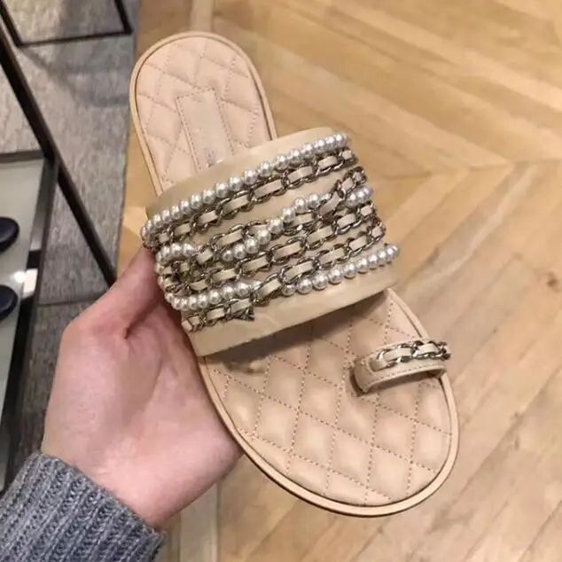 Carole Levy Fashion Pearls Beaded Woman Slippers 2019 Summer leather Flat Sandal Sexy Chains Decorations Beach Wear Slides
Carole Levy Fashion Pearls Beaded Woman Slippers 2019 Summer leather Flat Sandal Sexy Chains Decorations Beach Wear Slides