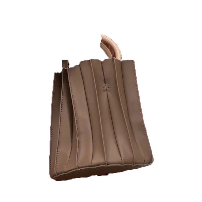 Bag for women New nice fashion fashion portable diagonal shoulder ring wooden buckle handle bag pleated bucket bag
Bag for women New nice fashion fashion portable diagonal shoulder ring wooden buckle handle bag pleated bucket bag