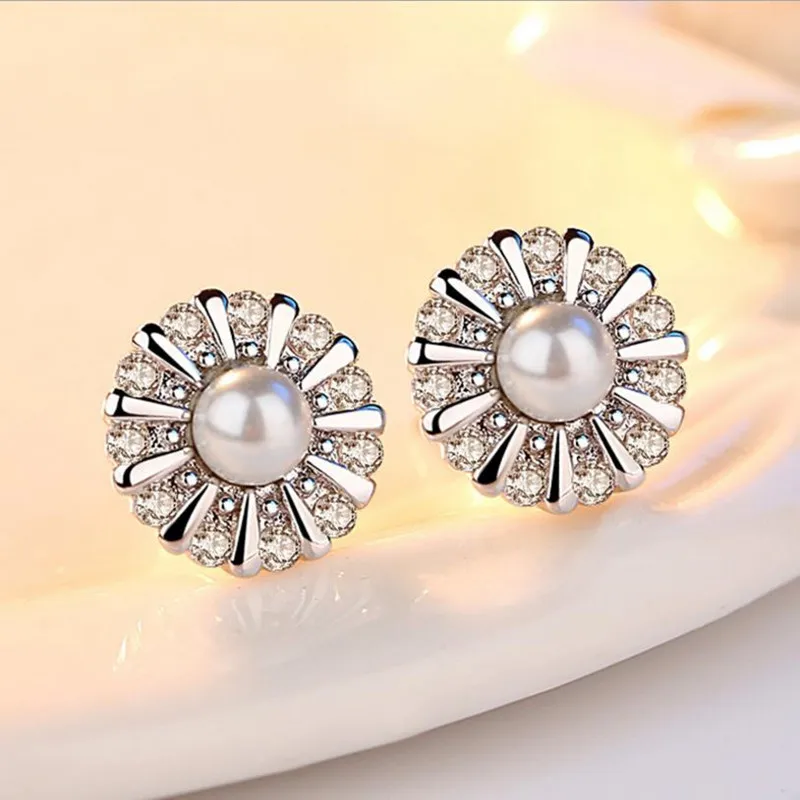 Cute Pearl Flower Female Stud Earrings Accessories Top Quality Clear Crystal Silver Plated Earrings For Girl Bijou
Cute Pearl Flower Female Stud Earrings Accessories Top Quality Clear Crystal Silver Plated Earrings For Girl Bijou