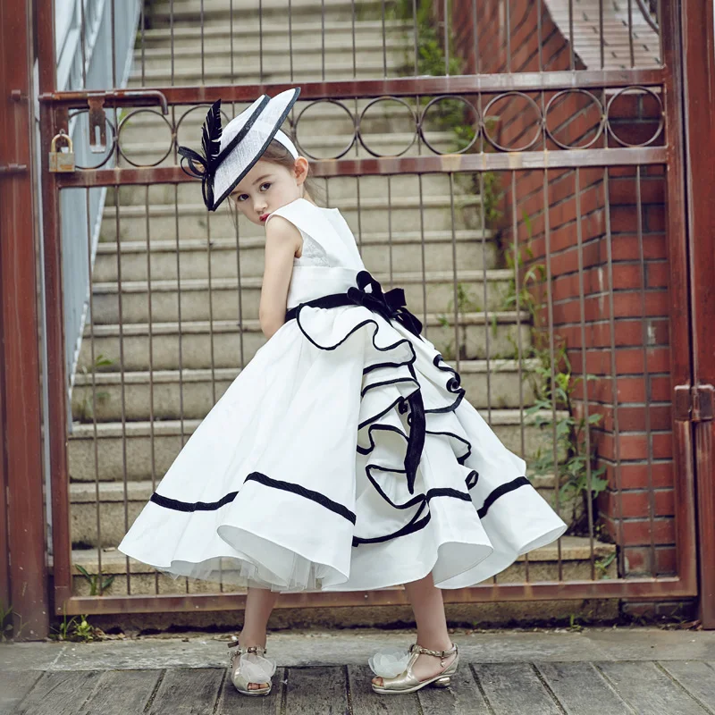 Винтажные элегантные платья для девочек белые с черной нитью и цветами без шляп