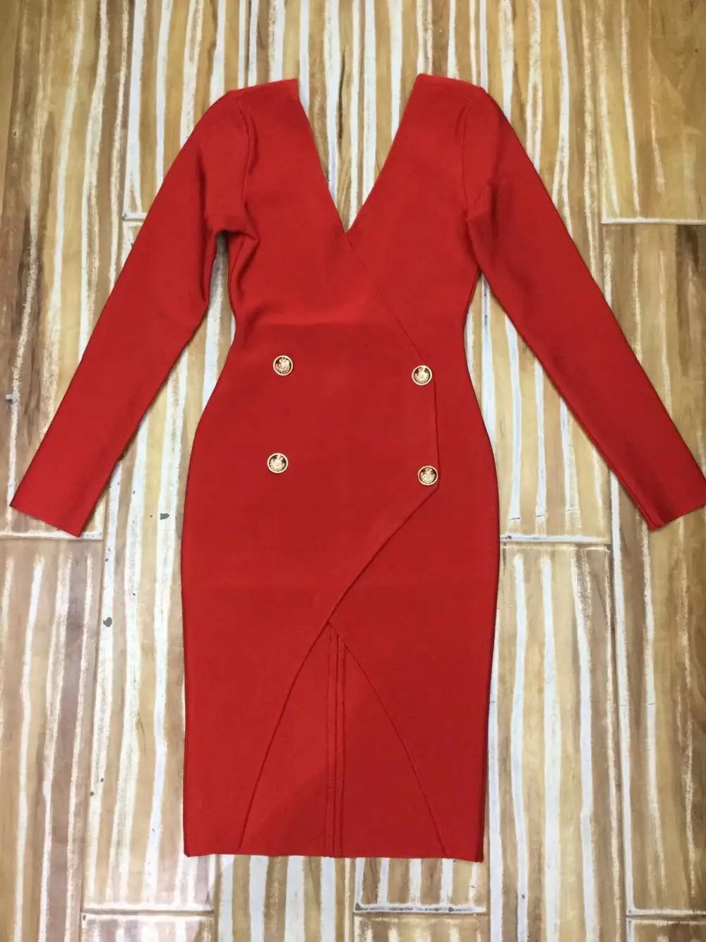 Женское облегающее платье красное Бандажное на кнопках с треугольным вырезом и