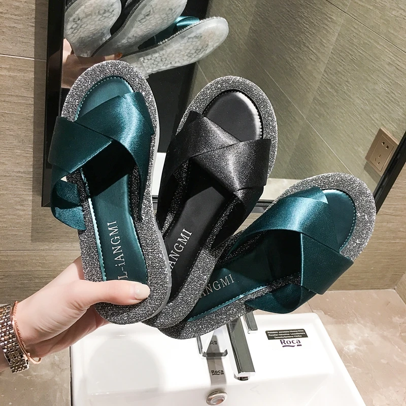 Women's shoes slippers outside the new summer sequined silk satin thick sole anti-skid shoes of 2019
Women's shoes slippers outside the new summer sequined silk satin thick sole anti-skid shoes of 2019