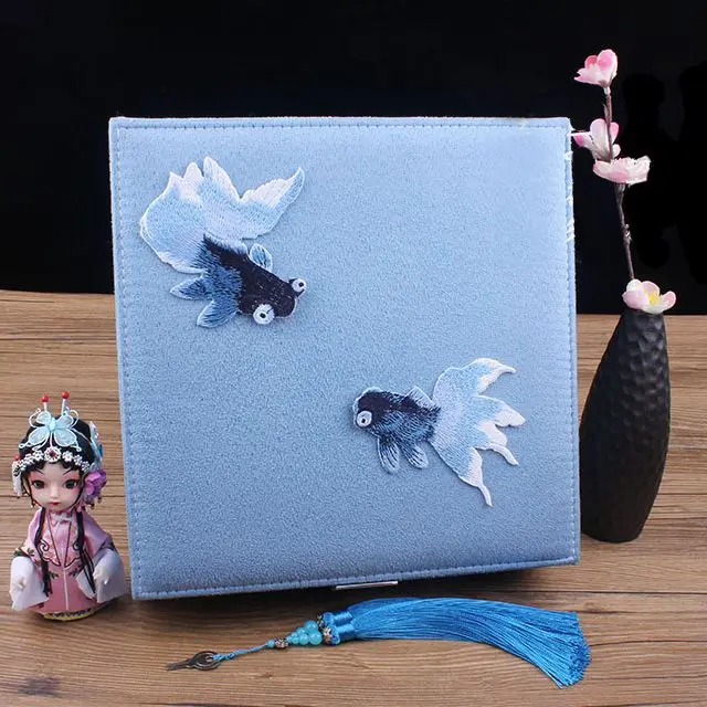 Flannel Square Jewelry Box Chinese national handicraft embroidery Simple layout choker Storage Box large Makeup Organizer
Flannel Square Jewelry Box Chinese national handicraft embroidery Simple layout choker Storage Box large Makeup Organizer