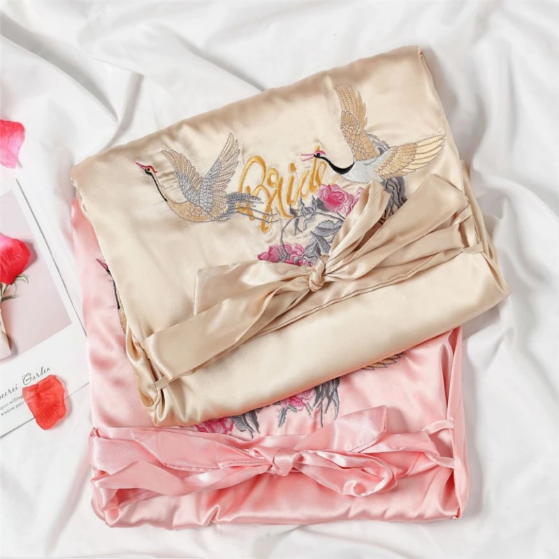 Women Sexy Embroidered Cardigan Robes V-neck Red Female Half Sleeve Silk Bathrobe Bridesmaid Robes Comfortable Sleepwear MA50128
Women Sexy Embroidered Cardigan Robes V-neck Red Female Half Sleeve Silk Bathrobe Bridesmaid Robes Comfortable Sleepwear MA50128