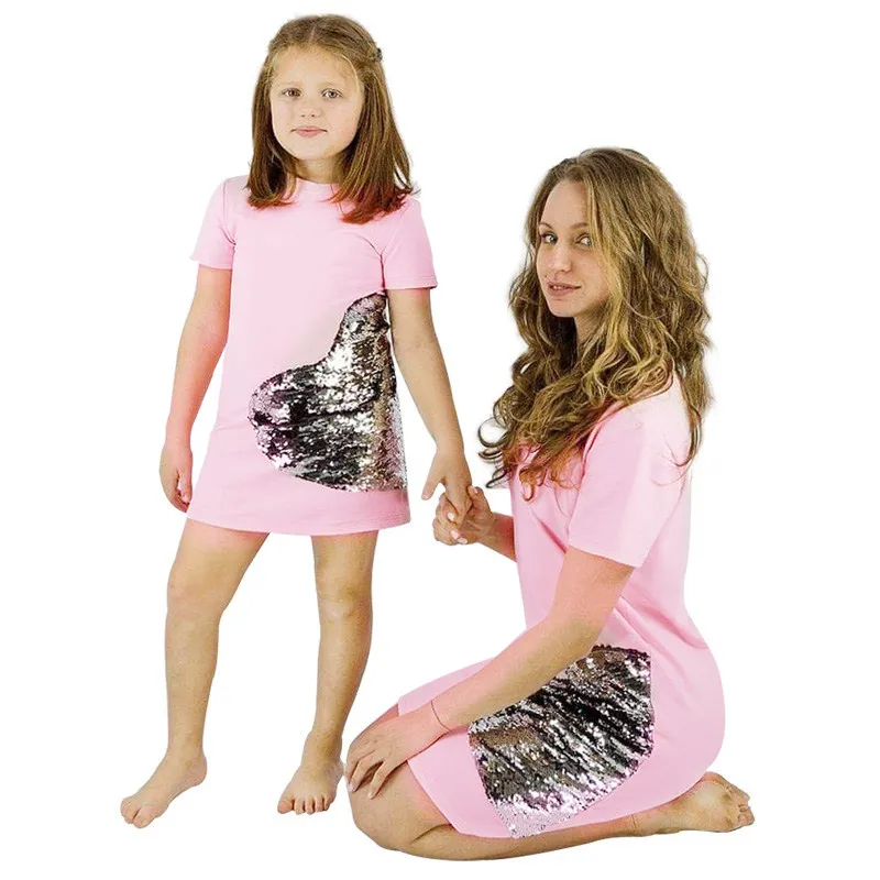 Mother Daughter Dresses Pink Sequined Heart Dress Big Sister Little Sister Clothes Fashion Unicorn Family Look Matching Outfits
Mother Daughter Dresses Pink Sequined Heart Dress Big Sister Little Sister Clothes Fashion Unicorn Family Look Matching Outfits