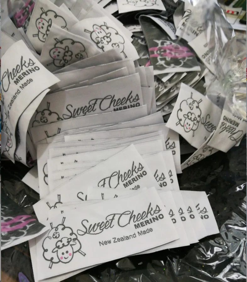 1000pcs labels for clothes customized garment big size labels/woven clothing label/embroidered tag Straight cut BWSC-001
1000pcs labels for clothes customized garment big size labels/woven clothing label/embroidered tag Straight cut BWSC-001