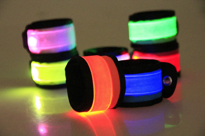 50pcs Nylon LED Sports Slap Wrist Strap Bands Wristband Light Flash Bracelet Glowing Armband Flare Strap Party Concert Armband
50pcs Nylon LED Sports Slap Wrist Strap Bands Wristband Light Flash Bracelet Glowing Armband Flare Strap Party Concert Armband