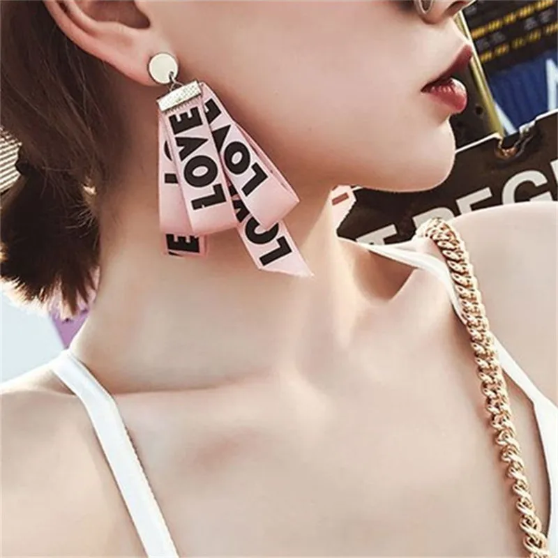 Хит продаж, модные серьги, простые корейские розовые серьги с надписью LOVE Super Fairy, женские вечерние Серьги Brincos Oorbellen, подарок
Хит продаж, модные серьги, простые корейские розовые серьги с надписью LOVE Super Fairy, женские вечерние Серьги Brincos Oorbellen, подарок