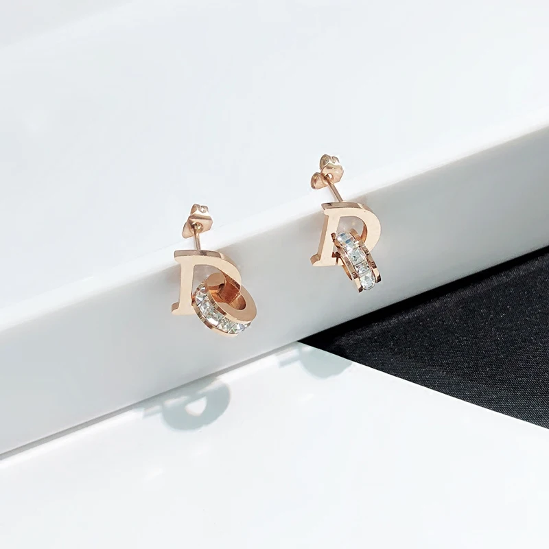 YUN RUO 2018 New Arrival Fashion D Letter Zircon Stud Earring Rose Gold Color Woman Gift Titanium Steel Fine Jewelry Never Fade
YUN RUO 2018 New Arrival Fashion D Letter Zircon Stud Earring Rose Gold Color Woman Gift Titanium Steel Fine Jewelry Never Fade