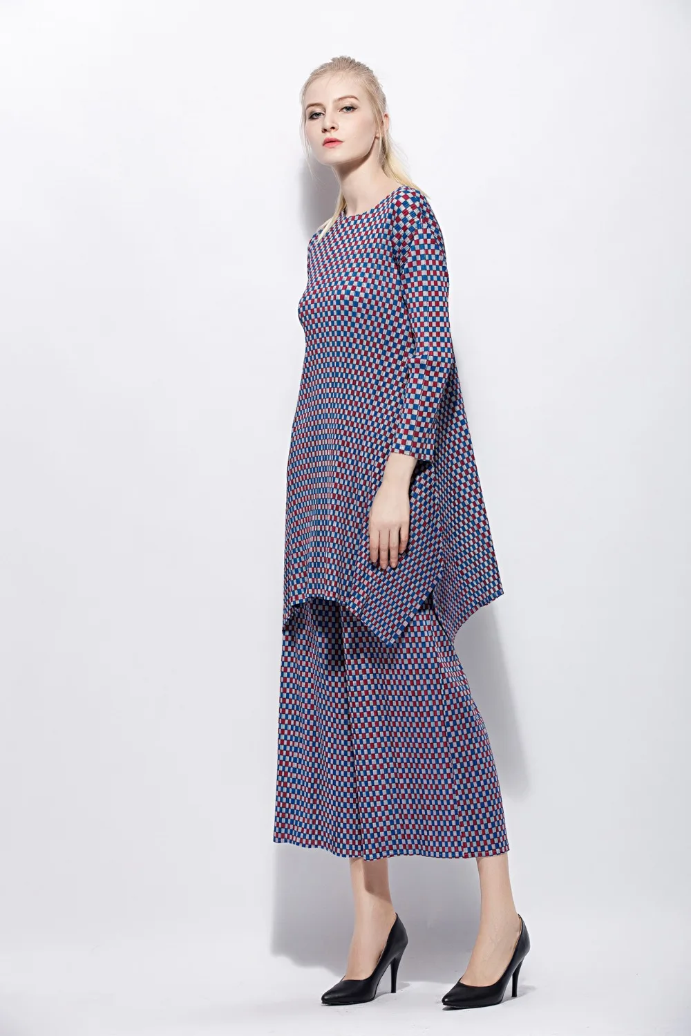 HOT SELLING Miyake A word fashion fold long sleeve Net yarn plaid loose irregular T-shirt IN STOCK
HOT SELLING Miyake A word fashion fold long sleeve Net yarn plaid loose irregular T-shirt IN STOCK