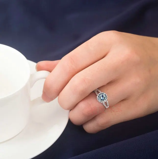 TestPositive Brand 1C Round Moissanite Statement Engagement Ring Pure 18K White Gold AU750 Fine Ring For Lady Birthday
TestPositive Brand 1C Round Moissanite Statement Engagement Ring Pure 18K White Gold AU750 Fine Ring For Lady Birthday