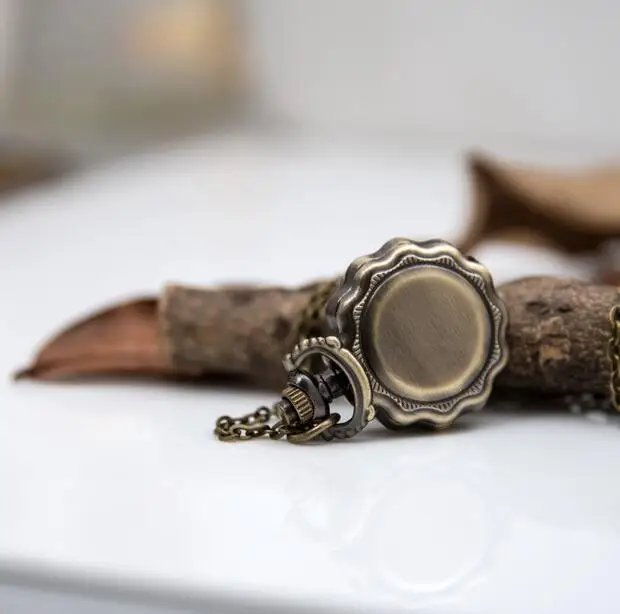 Vintage Bronze antiques Golden surface hollow out roses pendant Modern clock pocket watches chain
Vintage Bronze antiques Golden surface hollow out roses pendant Modern clock pocket watches chain