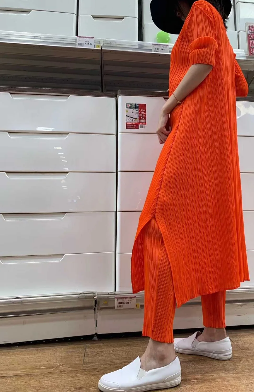HOT SELLING Miyake fold dress half sleeve solid color slash neck A-Line dress IN STOCK
HOT SELLING Miyake fold dress half sleeve solid color slash neck A-Line dress IN STOCK