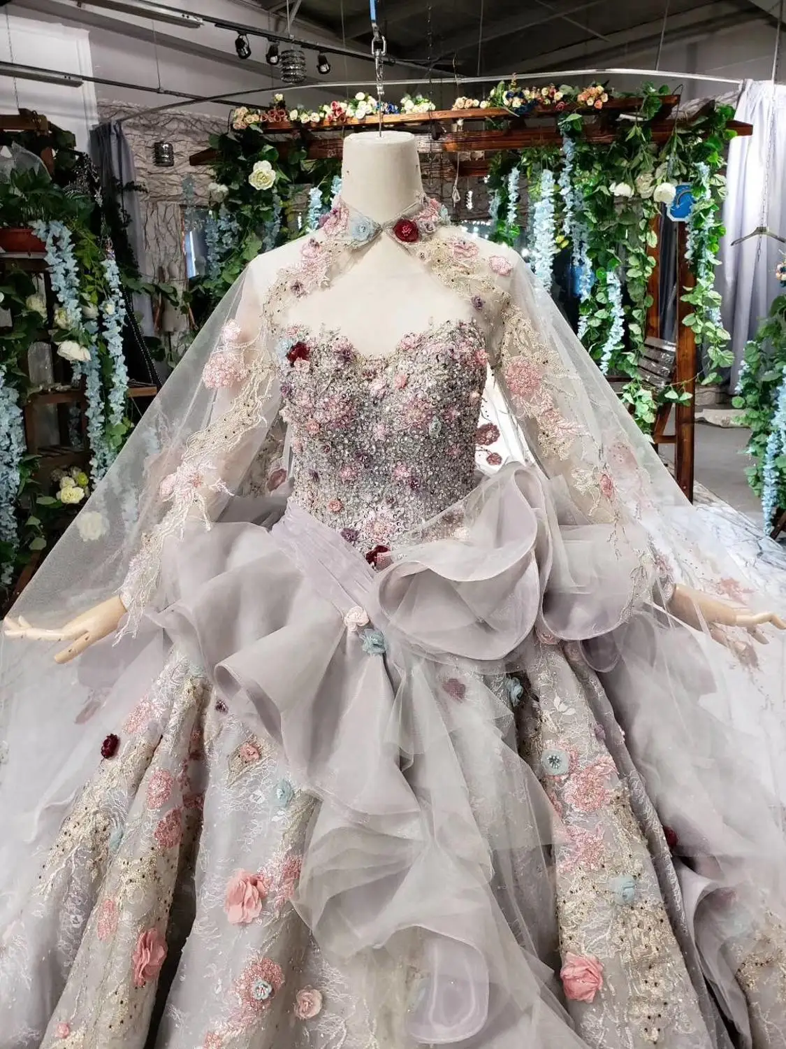 Luxury Dubai Wedding Dress Grey 3d Handmade Flower Long Sleeve Wedding Dresses with shawl Cathedral Train Arabic robe de mariee
Luxury Dubai Wedding Dress Grey 3d Handmade Flower Long Sleeve Wedding Dresses with shawl Cathedral Train Arabic robe de mariee