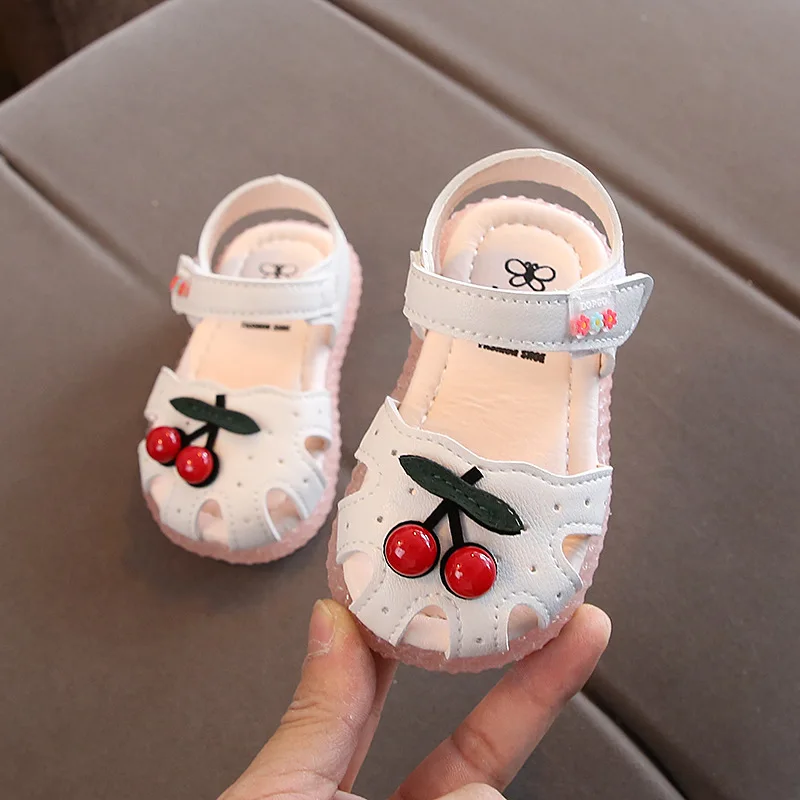 Baby sandals 2020 summer girls Baotou fashion casual shoes little girl princess party shoes children soft bottom toddler shoes
Baby sandals 2020 summer girls Baotou fashion casual shoes little girl princess party shoes children soft bottom toddler shoes