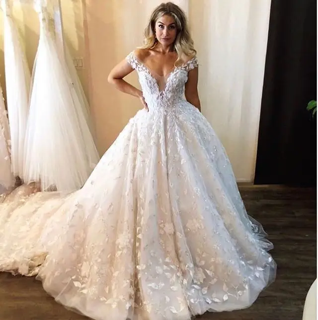 Elegant Wedding Dress 2021 V-neck Cap Sleeve Chapel Train abito da sposa Appliques Tulle A-Line Bridal Gowns Vestido longo
Elegant Wedding Dress 2021 V-neck Cap Sleeve Chapel Train abito da sposa Appliques Tulle A-Line Bridal Gowns Vestido longo