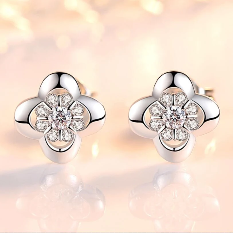 Lucky Leaf Grass Head Earrings Warring Silver Classic Popular Contracted Grass With White Zircon Earrings Ladies Fashion Jewelry
Lucky Leaf Grass Head Earrings Warring Silver Classic Popular Contracted Grass With White Zircon Earrings Ladies Fashion Jewelry