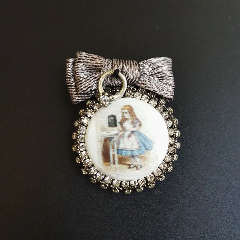 Retro Antique Rhinestone Round Brooches for Women Romantic Beauty Wedding Bridesmaid Bow Knot Party Bouquet Brooch Pin
Retro Antique Rhinestone Round Brooches for Women Romantic Beauty Wedding Bridesmaid Bow Knot Party Bouquet Brooch Pin