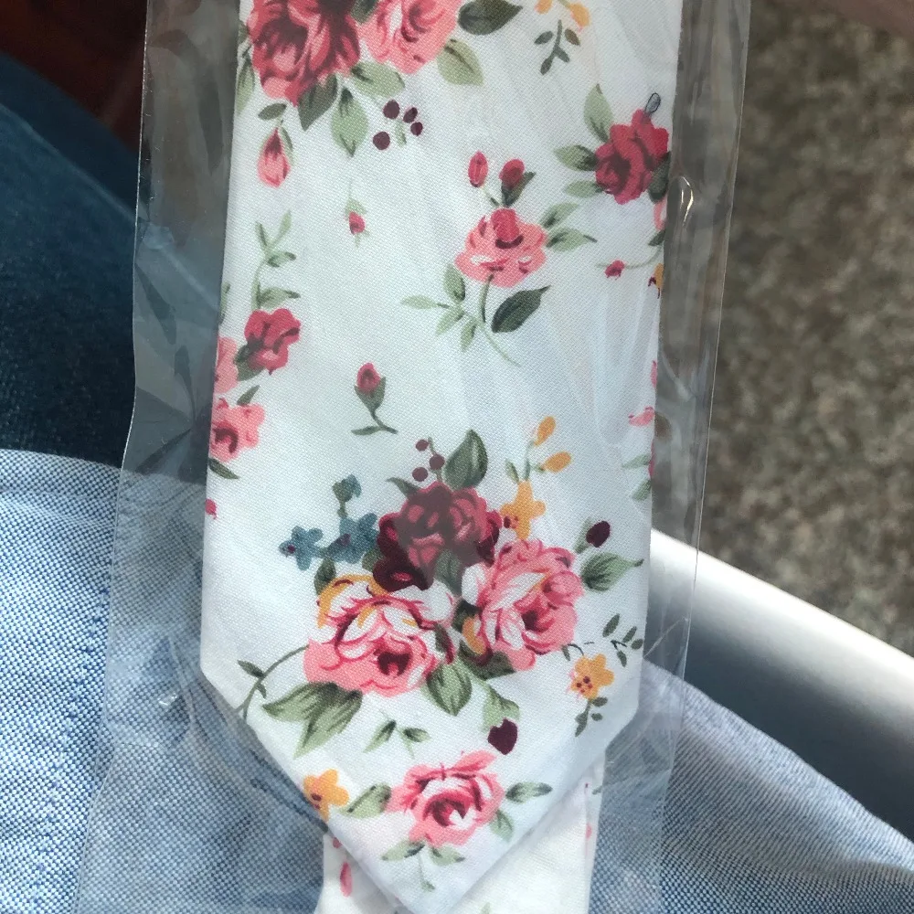 Фото Хлопковый галстук с цветочным принтом классический цветной цветочной вышивкой