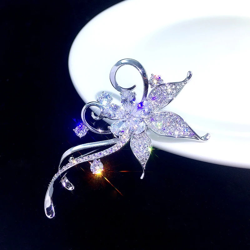 Traje de gama alta circon broche cuello aguja hebilla abrigo chaqueta pin accesorios
Traje de gama alta circon broche cuello aguja hebilla abrigo chaqueta pin accesorios