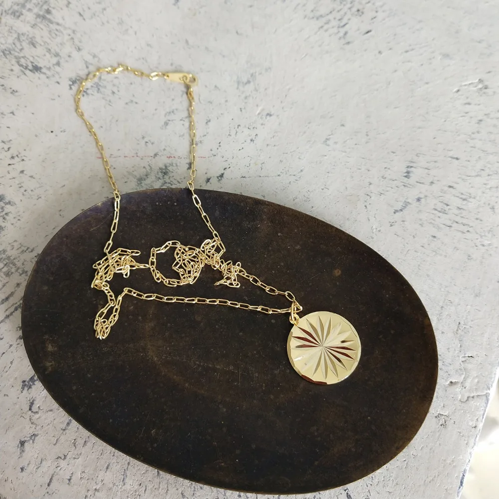18MM Authentic 925 Sterling silver Carved shine round sunburst Coin pendant necklace gold "U" Chain Long Jewelry X241
18MM Authentic 925 Sterling silver Carved shine round sunburst Coin pendant necklace gold "U" Chain Long Jewelry X241