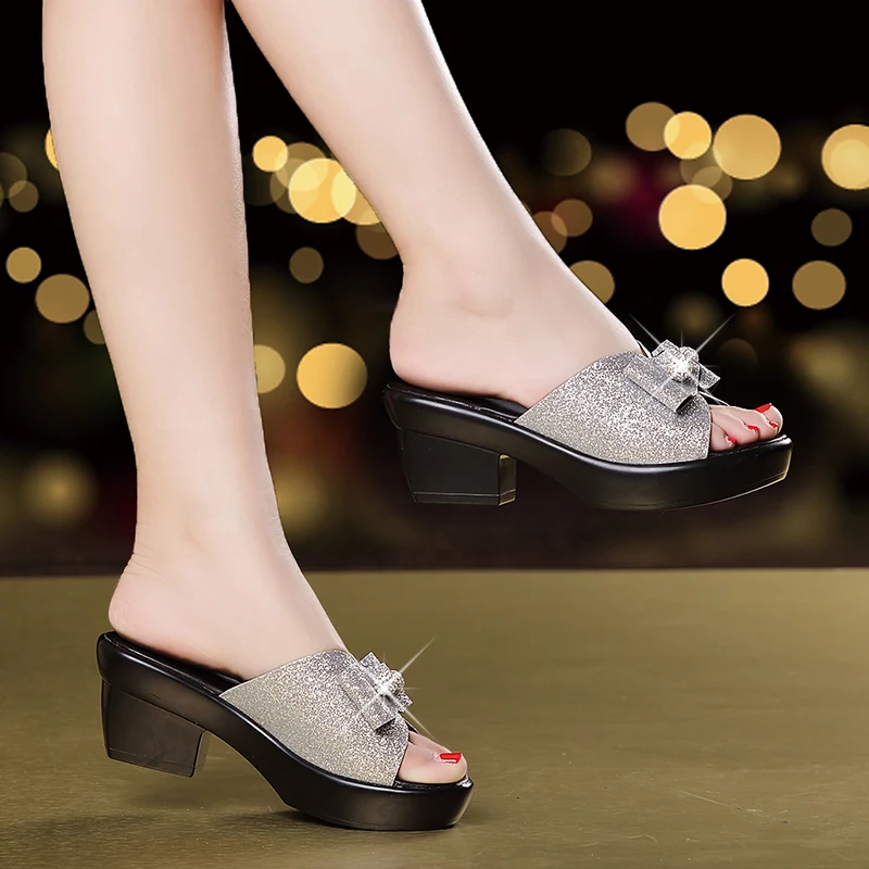 Summer Mother Shoes Fashion Mother Leather Slippers Casual Middle-aged Non-slip Sandals Bowtie Diamond Shoes For Women
Summer Mother Shoes Fashion Mother Leather Slippers Casual Middle-aged Non-slip Sandals Bowtie Diamond Shoes For Women