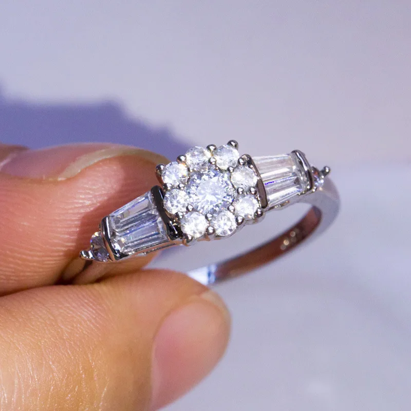 Huitan Wedding Femme Ring Flower Shaped CZ Setting Classic Engagement Ring For Women With Creative Design Jewelry Ring Band
Huitan Wedding Femme Ring Flower Shaped CZ Setting Classic Engagement Ring For Women With Creative Design Jewelry Ring Band