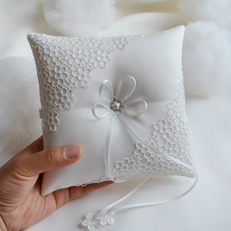 New Wedding Ring Pillow Hollow out flowers bride Flower boys Pillow Cushion Wedding accessories Party supplies
New Wedding Ring Pillow Hollow out flowers bride Flower boys Pillow Cushion Wedding accessories Party supplies