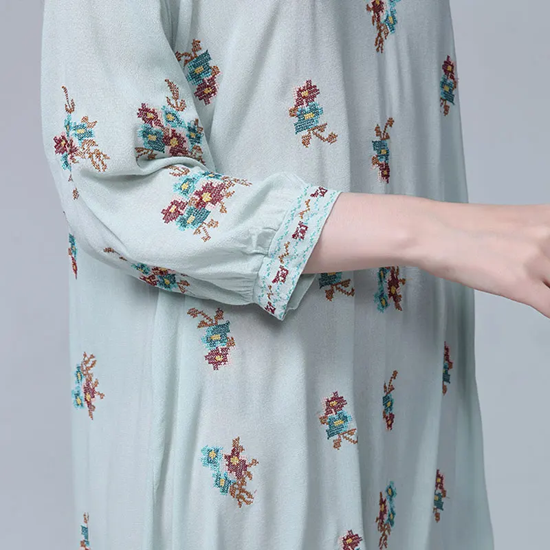 Summer new Bohemian beach beach resort dress embroidered flowers v-neck, seven-sleeve doll dress
Summer new Bohemian beach beach resort dress embroidered flowers v-neck, seven-sleeve doll dress