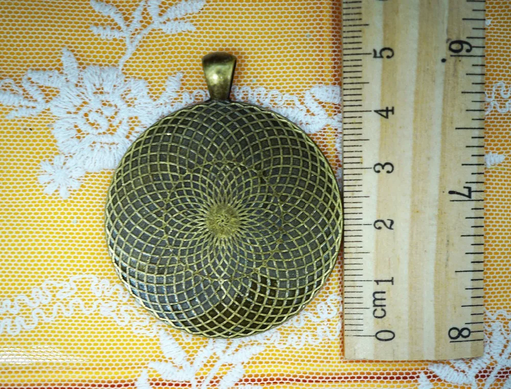 1PCS/lot inner size 40mm round Metal cabochons Base for making necklace jewelry used on leather cord Pendant Tray supply
1PCS/lot inner size 40mm round Metal cabochons Base for making necklace jewelry used on leather cord Pendant Tray supply