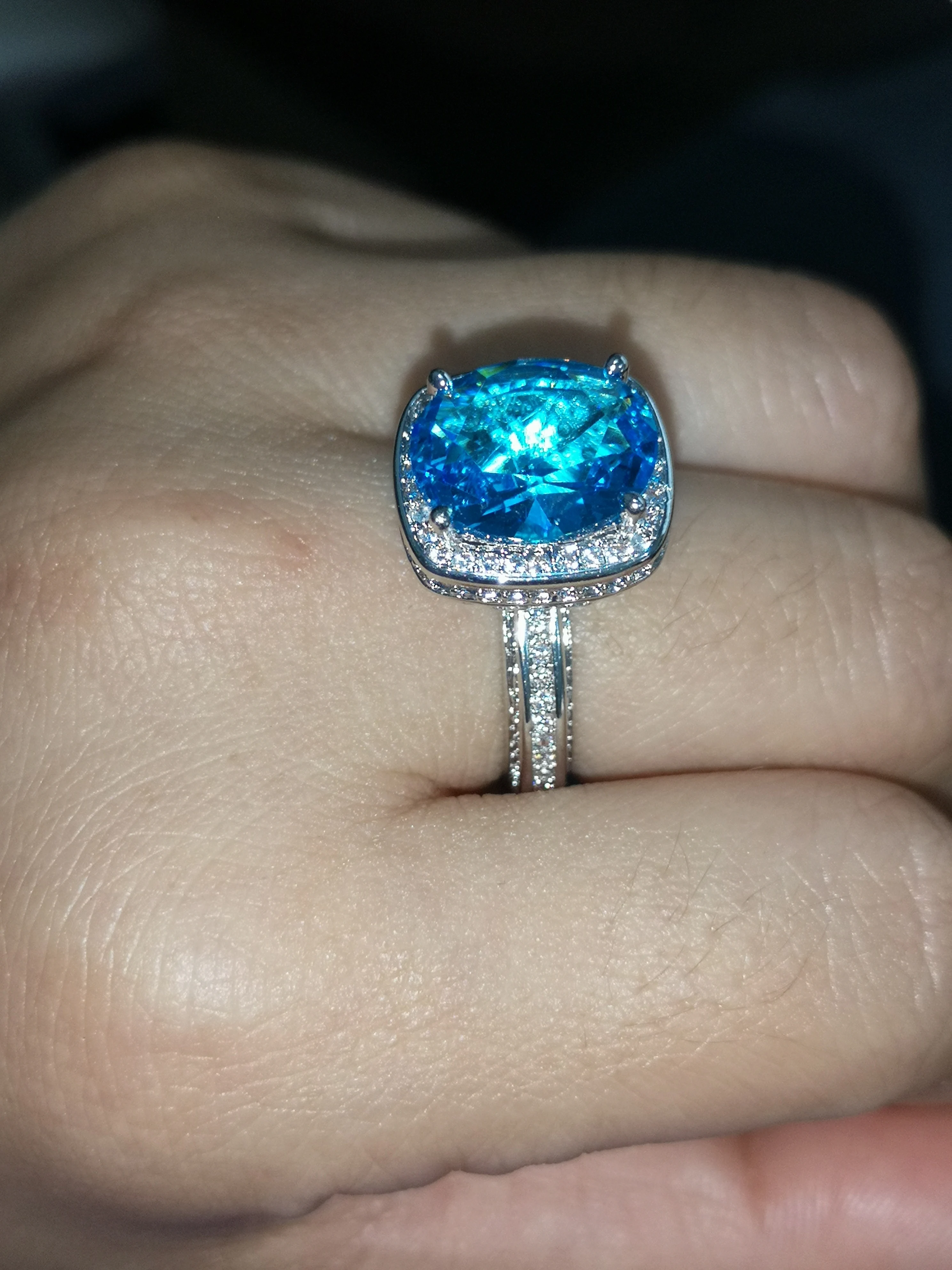 Huitan Luxury Solitaire Ring With Sky Blue Cubic Zircon Anniversary Cocktail Party Ring For Women Tiny CZ Setting Romantic Ring
Huitan Luxury Solitaire Ring With Sky Blue Cubic Zircon Anniversary Cocktail Party Ring For Women Tiny CZ Setting Romantic Ring