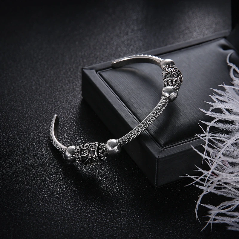 Женский винтажный браслет в богемном стиле Серебристый на запястье с открытыми