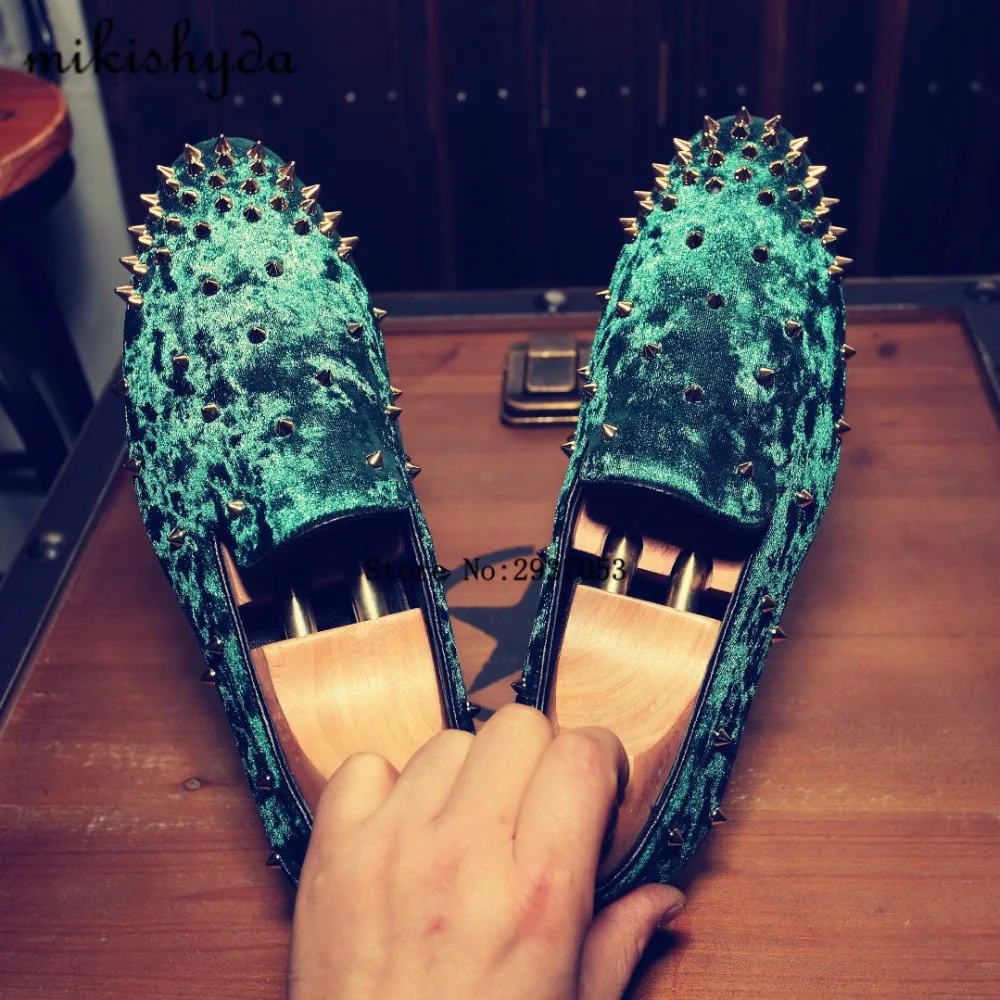 MIKISHYDA 2017 Luxury Mens Loafers Velvet Shoes With New Style Green Rockstud Flats Prom And Banquet Men Dress Loafers Mocassim
MIKISHYDA 2017 Luxury Mens Loafers Velvet Shoes With New Style Green Rockstud Flats Prom And Banquet Men Dress Loafers Mocassim