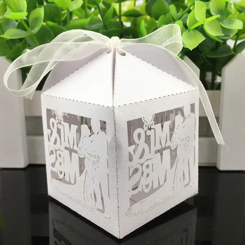 50pcs/lot European Wedding Candy Gift Box Creative Hollow Bride and Groom Pattern High-end Paper Box Wedding Supplies
50pcs/lot European Wedding Candy Gift Box Creative Hollow Bride and Groom Pattern High-end Paper Box Wedding Supplies