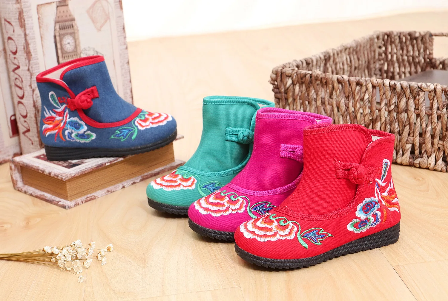 Embroidered Girls Boots National Style Short Boots Autumn And Winter New Wedged Shoes Female Cotton Shoes Round Toe Cloth Boots
Embroidered Girls Boots National Style Short Boots Autumn And Winter New Wedged Shoes Female Cotton Shoes Round Toe Cloth Boots
