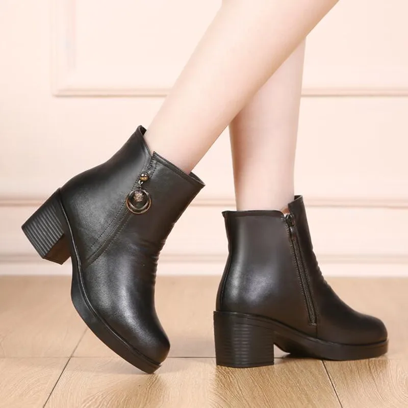 New Fashion Rhinestone Genuine Leather Boots 2019 Warm Winter Boots Women Shoes Comfort Wool Women Boots Non-slip Ankle Boots
New Fashion Rhinestone Genuine Leather Boots 2019 Warm Winter Boots Women Shoes Comfort Wool Women Boots Non-slip Ankle Boots