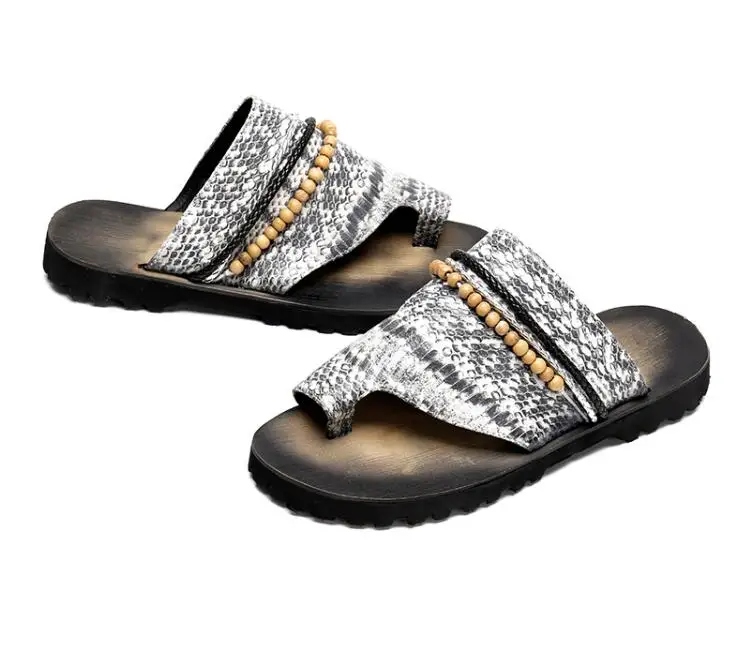 Новые сандалии со змеиным узором; Трендовая Мужская обувь в Южно-Корейском стиле; Универсальная пляжная обувь на нескользящей подошве с зажимом