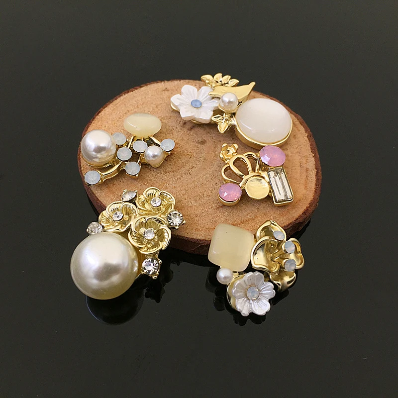 DIY gold Flower Rhinestones Buttons Pearl Buttons for Wedding Embellishment Decorations Crystal Girl Hair Accessories
DIY gold Flower Rhinestones Buttons Pearl Buttons for Wedding Embellishment Decorations Crystal Girl Hair Accessories