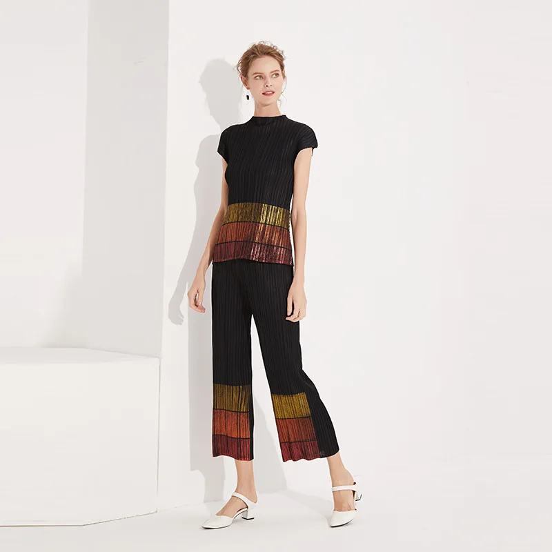 Originally innovative pleated suit summer comfortable hand-painted sleeveless vest + loose straight trousers trousers suit
Originally innovative pleated suit summer comfortable hand-painted sleeveless vest + loose straight trousers trousers suit